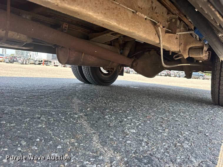 image for item DY3180 2000 Ford E350 shuttle bus