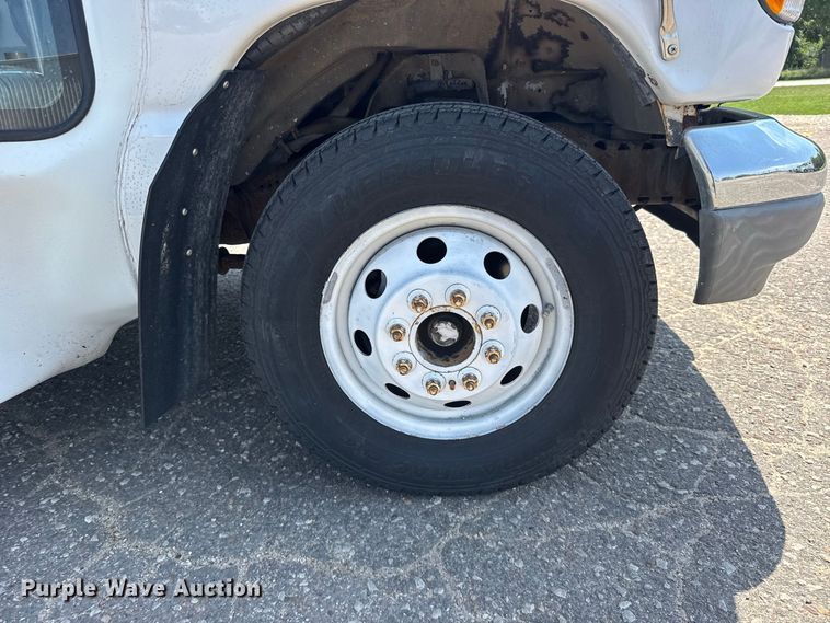 image for item DY3180 2000 Ford E350 shuttle bus