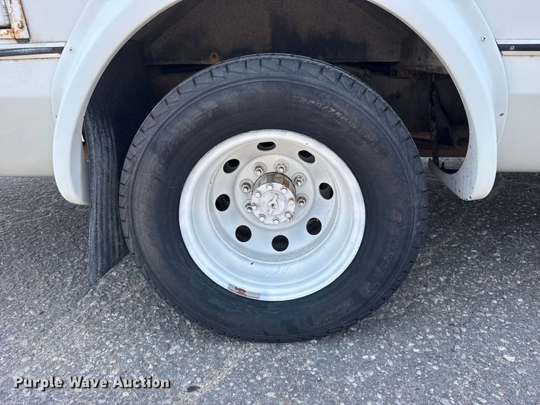 image for item DY3180 2000 Ford E350 shuttle bus