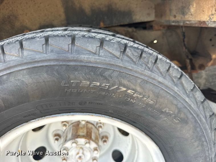 image for item DY3180 2000 Ford E350 shuttle bus