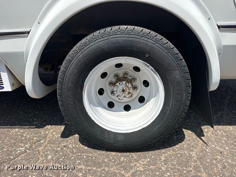 image for item DY3180 2000 Ford E350 shuttle bus