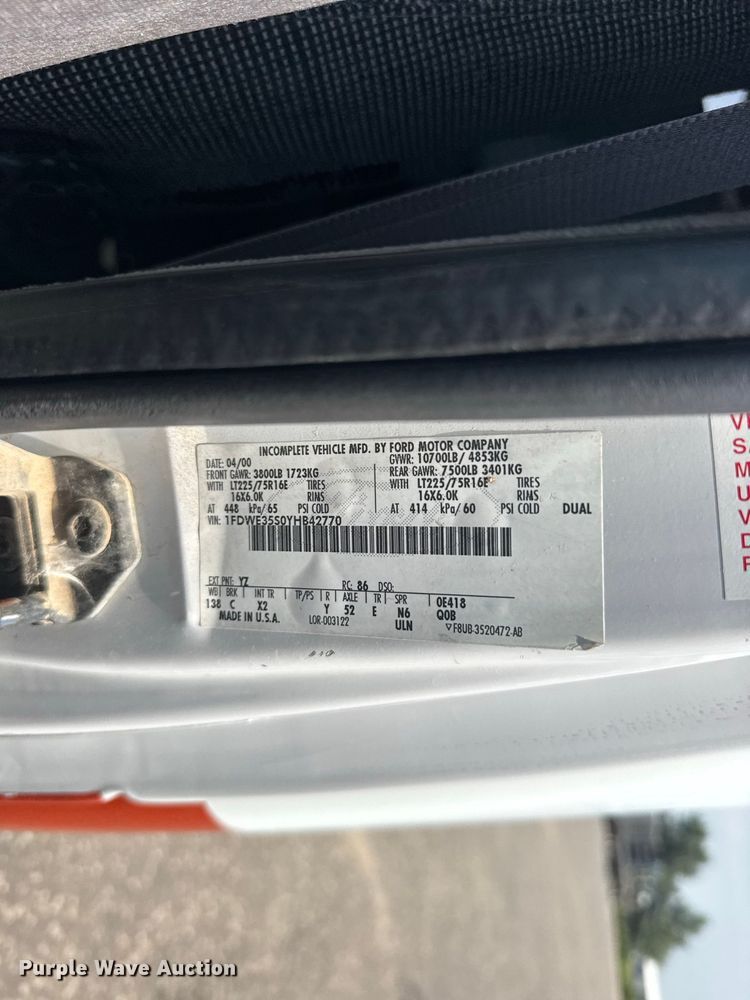 image for item DY3180 2000 Ford E350 shuttle bus