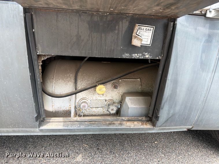 image for item EA4944 1997 Airstream Land Yacht RV