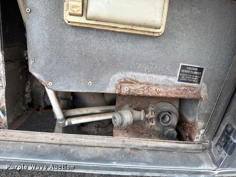 image for item EA4944 1997 Airstream Land Yacht RV
