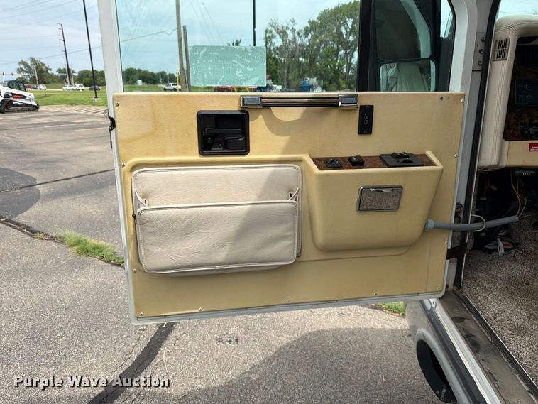 image for item EA4944 1997 Airstream Land Yacht RV