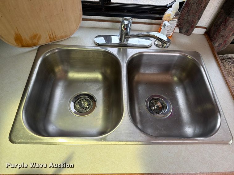 image for item EA4944 1997 Airstream Land Yacht RV
