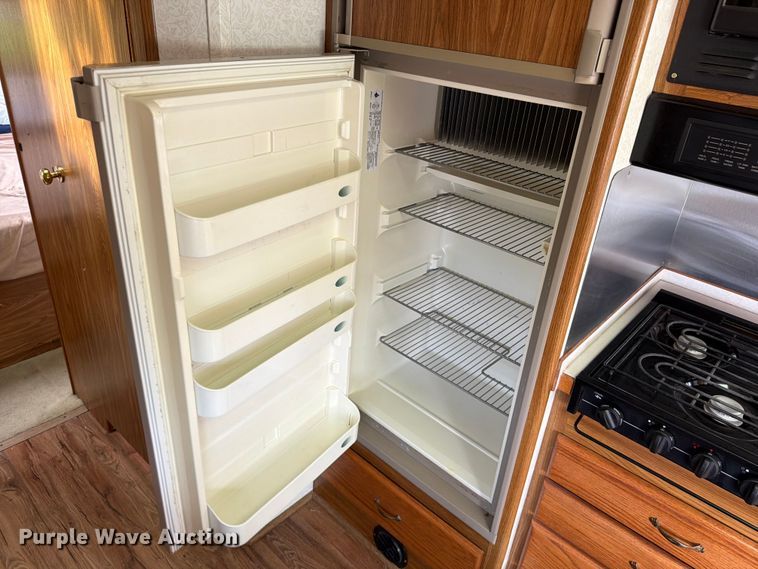 image for item EA4944 1997 Airstream Land Yacht RV