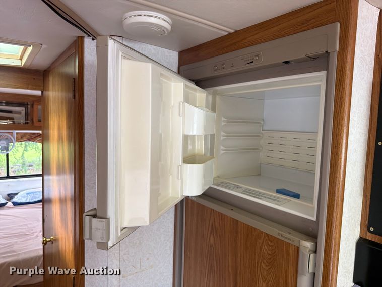 image for item EA4944 1997 Airstream Land Yacht RV