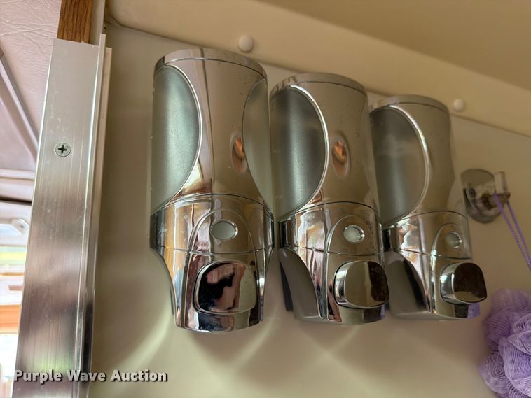 image for item EA4944 1997 Airstream Land Yacht RV