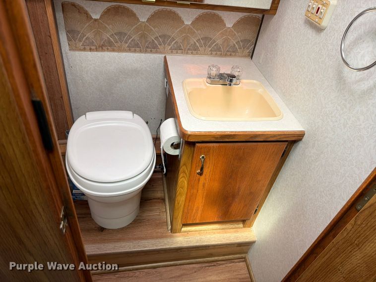 image for item EA4944 1997 Airstream Land Yacht RV