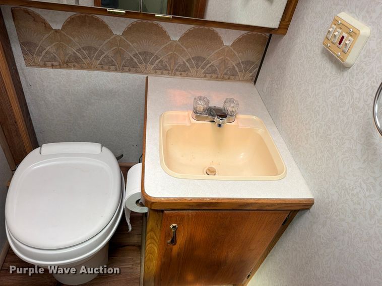 image for item EA4944 1997 Airstream Land Yacht RV
