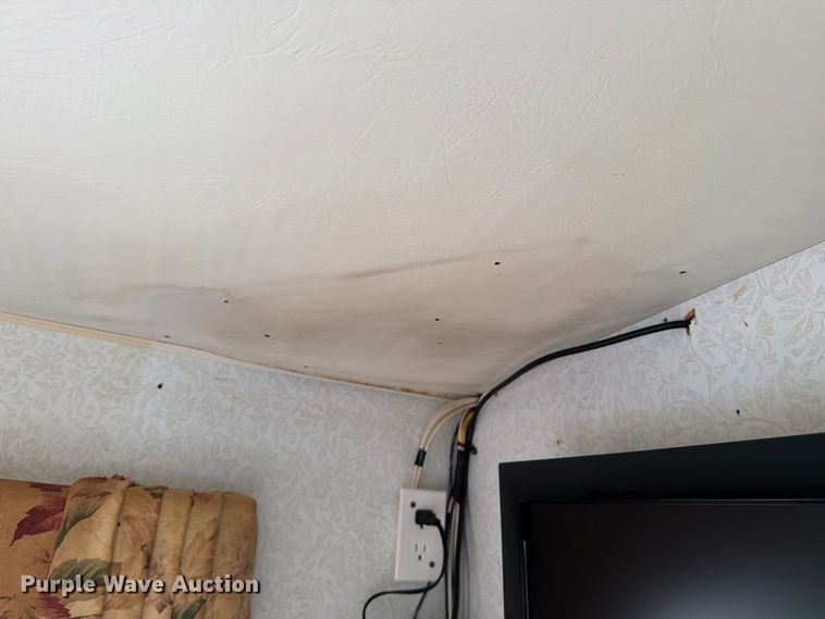 image for item EA4944 1997 Airstream Land Yacht RV