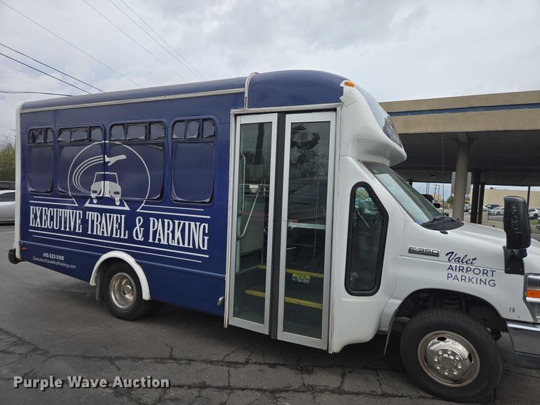 image for item EA5462 2020 Starcraft E55 shuttle bus