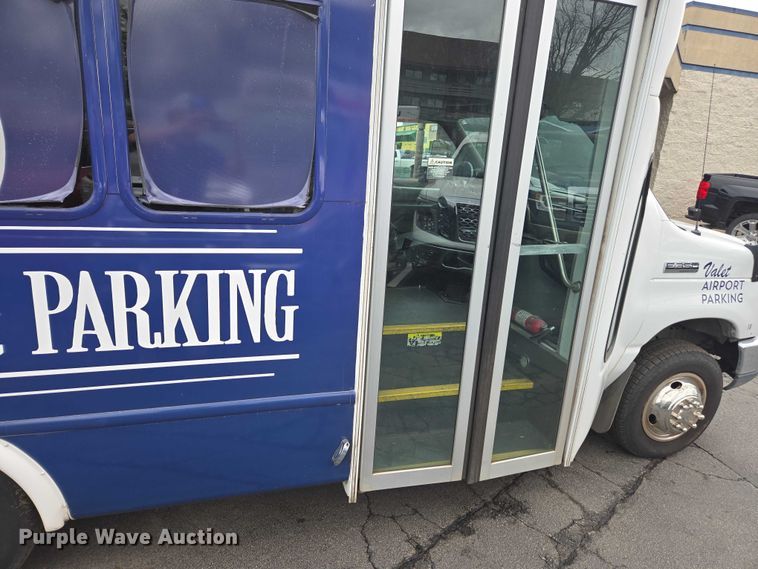 image for item EA5462 2020 Starcraft E55 shuttle bus