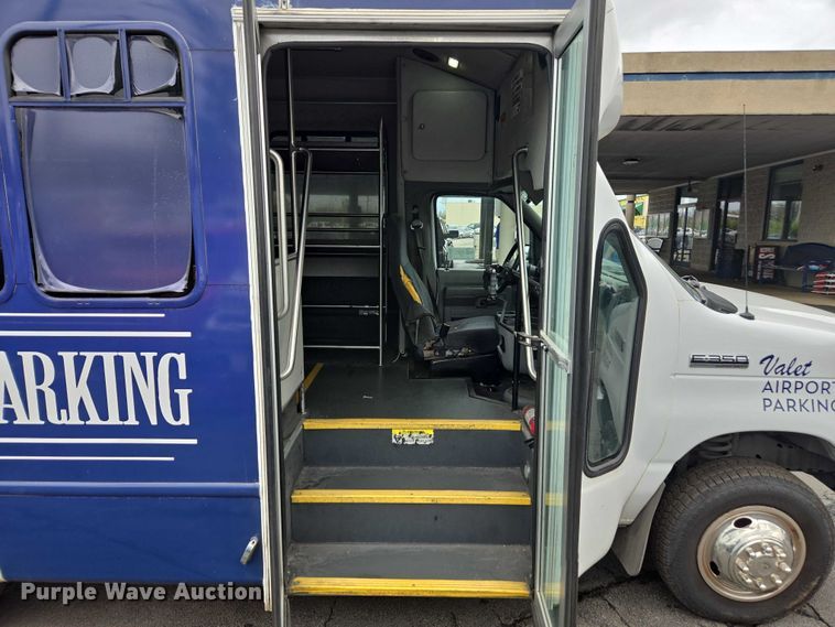 image for item EA5462 2020 Starcraft E55 shuttle bus