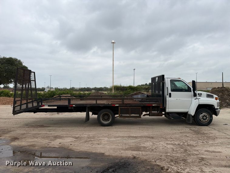 image for item ED5341 2004 Chevrolet C5500 flatbed truck