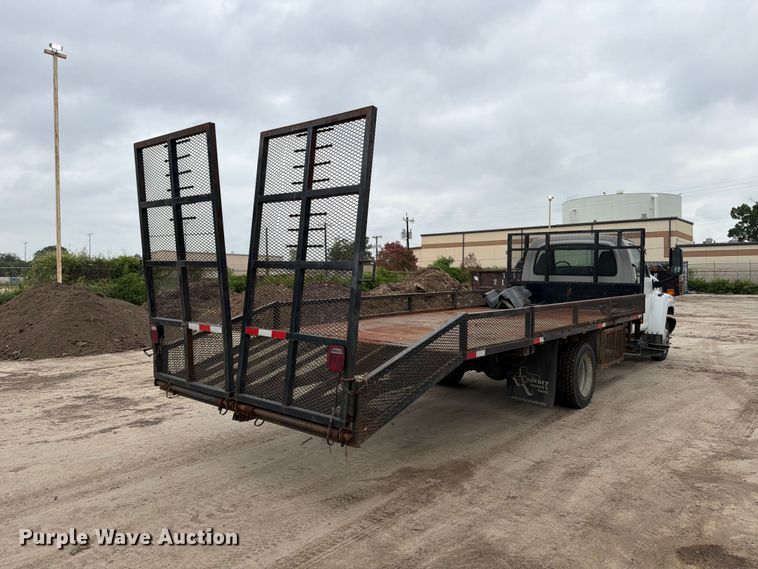 image for item ED5341 2004 Chevrolet C5500 flatbed truck