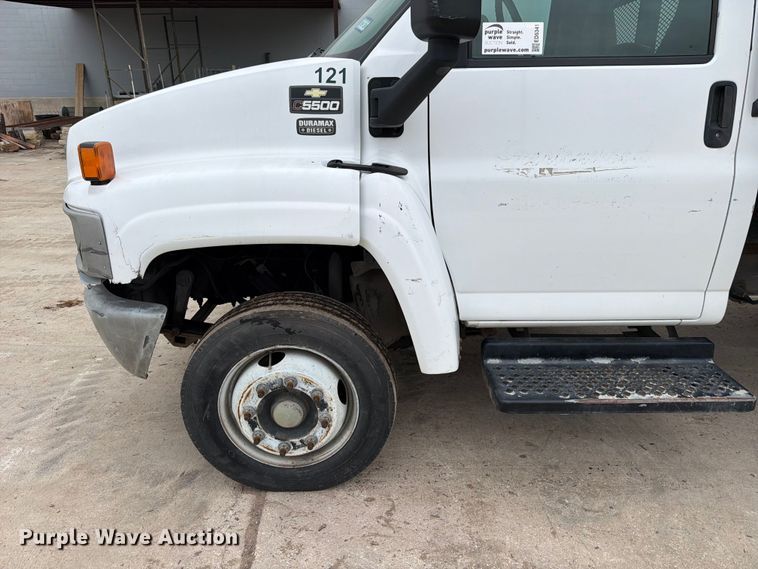image for item ED5341 2004 Chevrolet C5500 flatbed truck