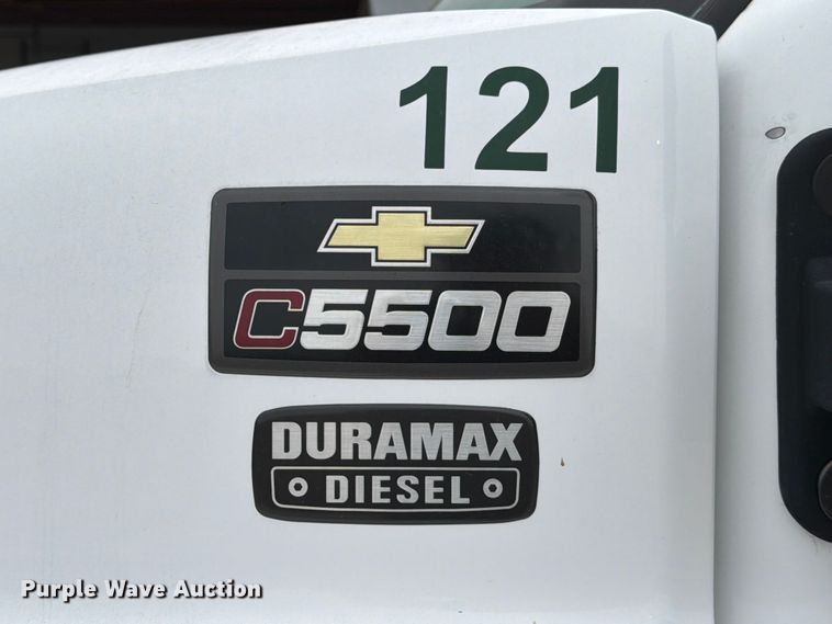 image for item ED5341 2004 Chevrolet C5500 flatbed truck