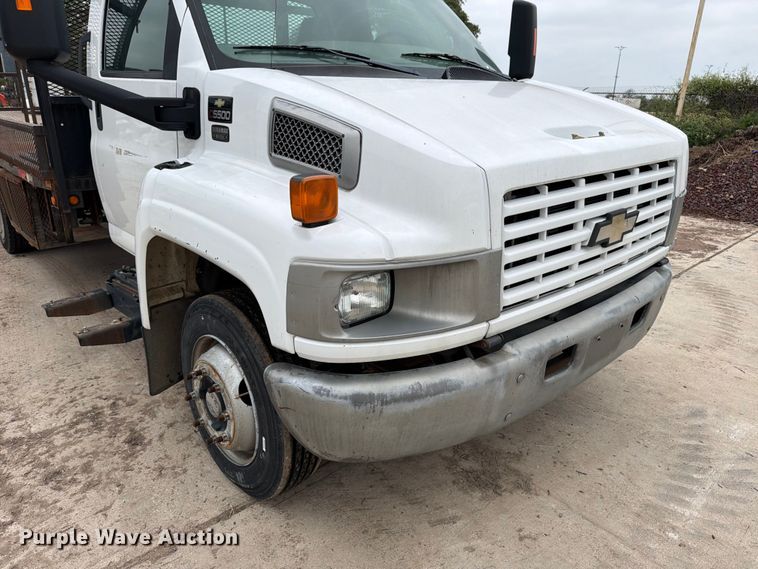 image for item ED5341 2004 Chevrolet C5500 flatbed truck