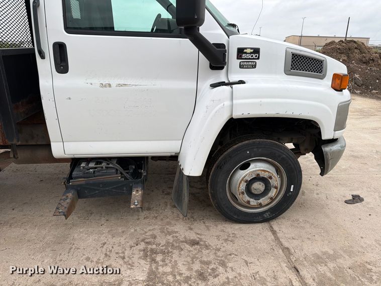 image for item ED5341 2004 Chevrolet C5500 flatbed truck