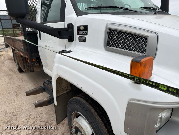 image for item ED5341 2004 Chevrolet C5500 flatbed truck