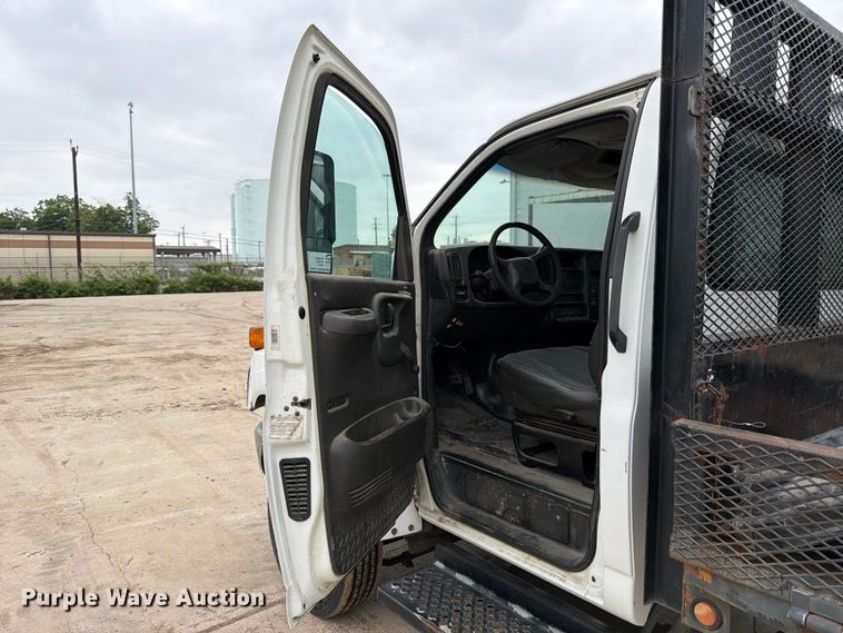 image for item ED5341 2004 Chevrolet C5500 flatbed truck