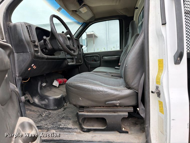 image for item ED5341 2004 Chevrolet C5500 flatbed truck