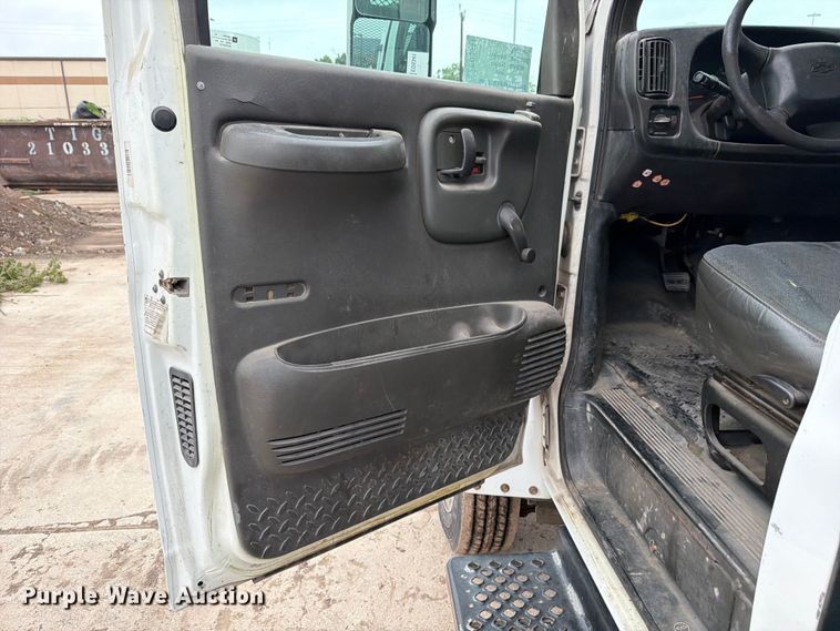 image for item ED5341 2004 Chevrolet C5500 flatbed truck