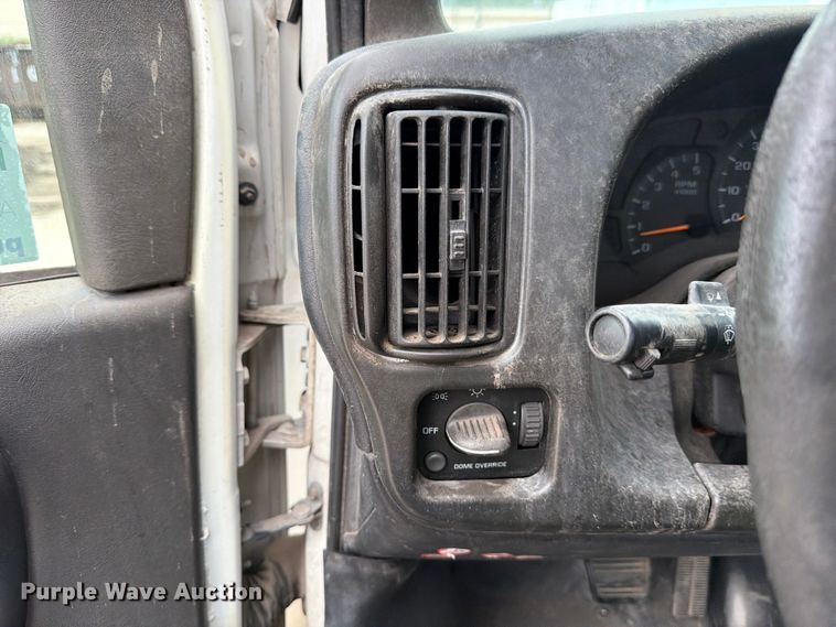 image for item ED5341 2004 Chevrolet C5500 flatbed truck