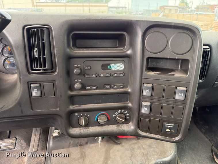 image for item ED5341 2004 Chevrolet C5500 flatbed truck