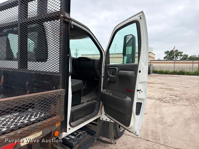 image for item ED5341 2004 Chevrolet C5500 flatbed truck