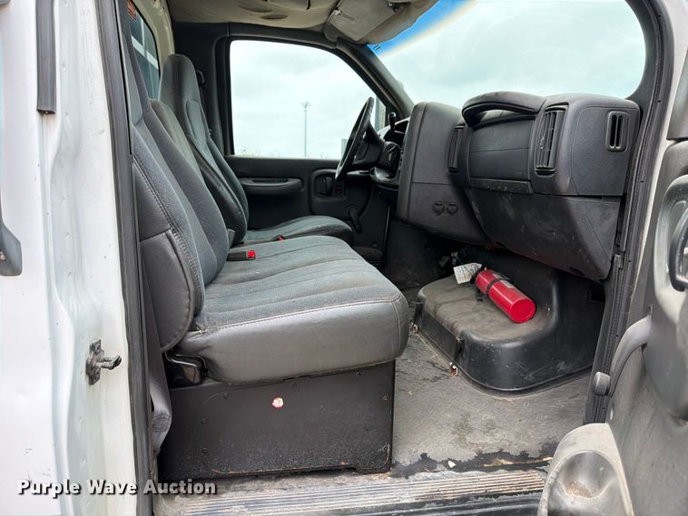 image for item ED5341 2004 Chevrolet C5500 flatbed truck