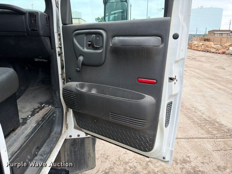 image for item ED5341 2004 Chevrolet C5500 flatbed truck