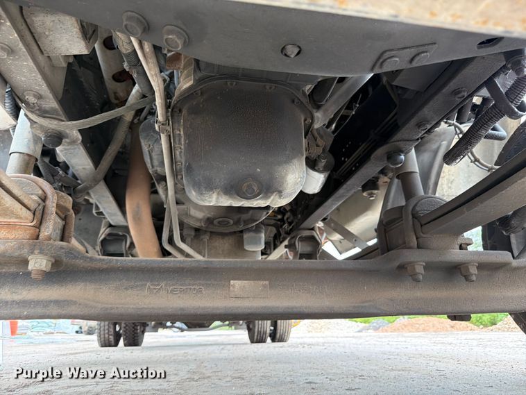 image for item ED5341 2004 Chevrolet C5500 flatbed truck