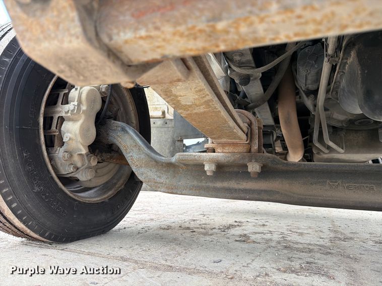 image for item ED5341 2004 Chevrolet C5500 flatbed truck