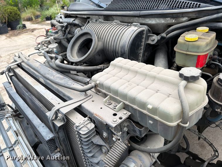 image for item ED5341 2004 Chevrolet C5500 flatbed truck