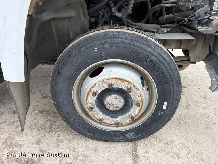 image for item ED5341 2004 Chevrolet C5500 flatbed truck
