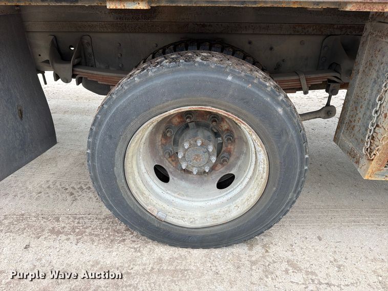 image for item ED5341 2004 Chevrolet C5500 flatbed truck