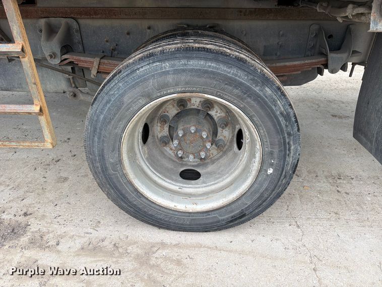 image for item ED5341 2004 Chevrolet C5500 flatbed truck