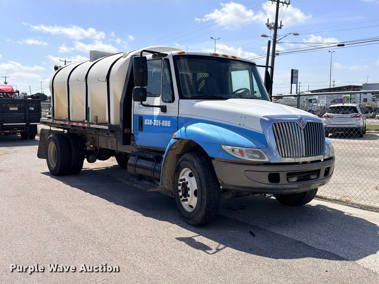 2005 International 4200 flatbed truck