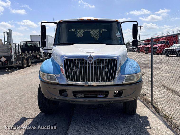 image for item ED5457 2005 International 4200 flatbed truck