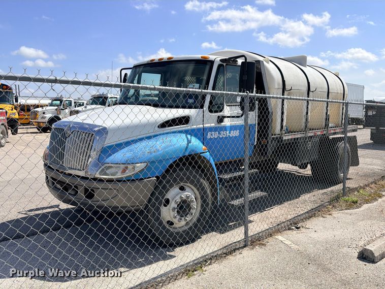 image for item ED5457 2005 International 4200 flatbed truck