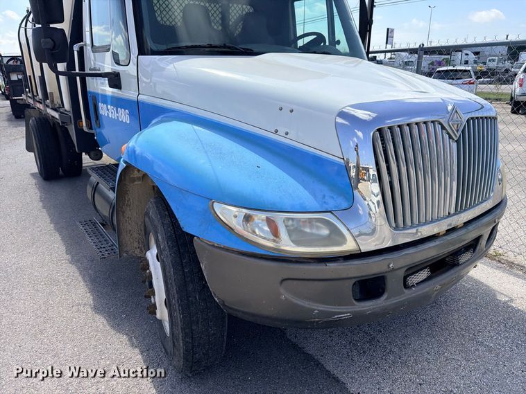 image for item ED5457 2005 International 4200 flatbed truck