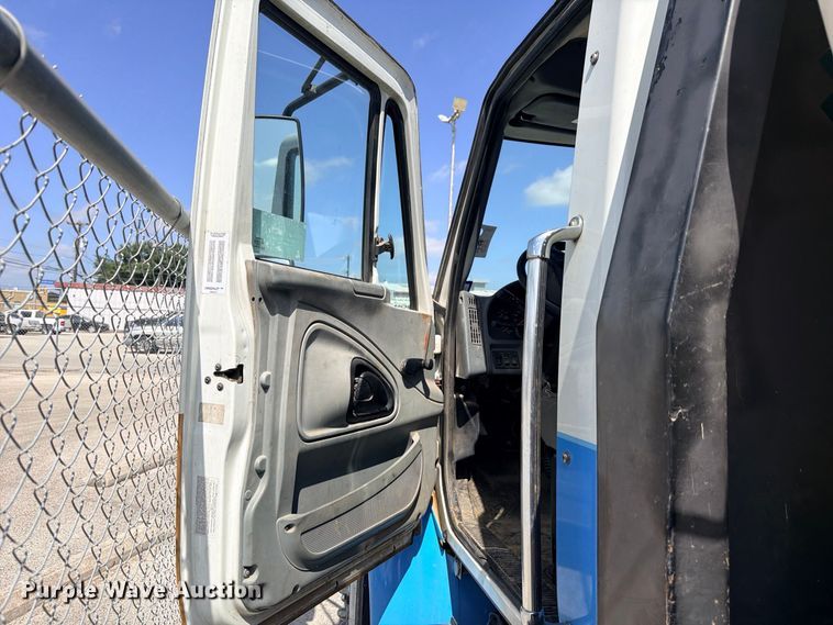 image for item ED5457 2005 International 4200 flatbed truck