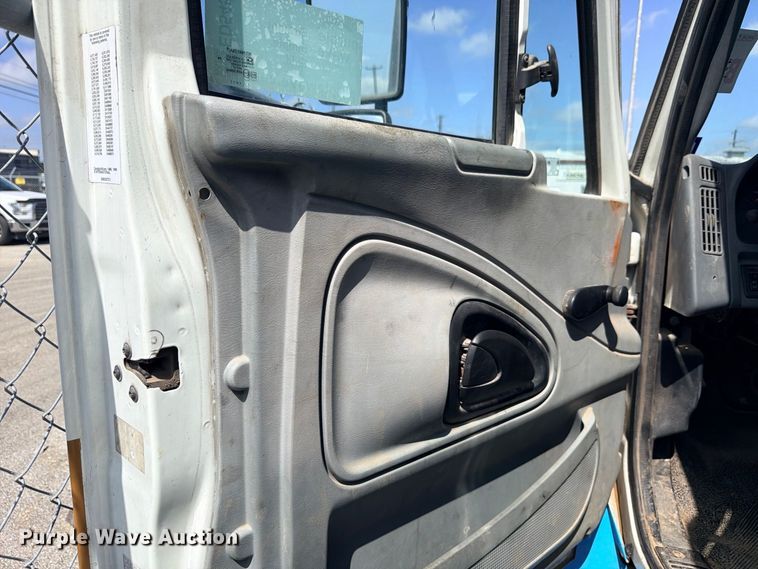 image for item ED5457 2005 International 4200 flatbed truck