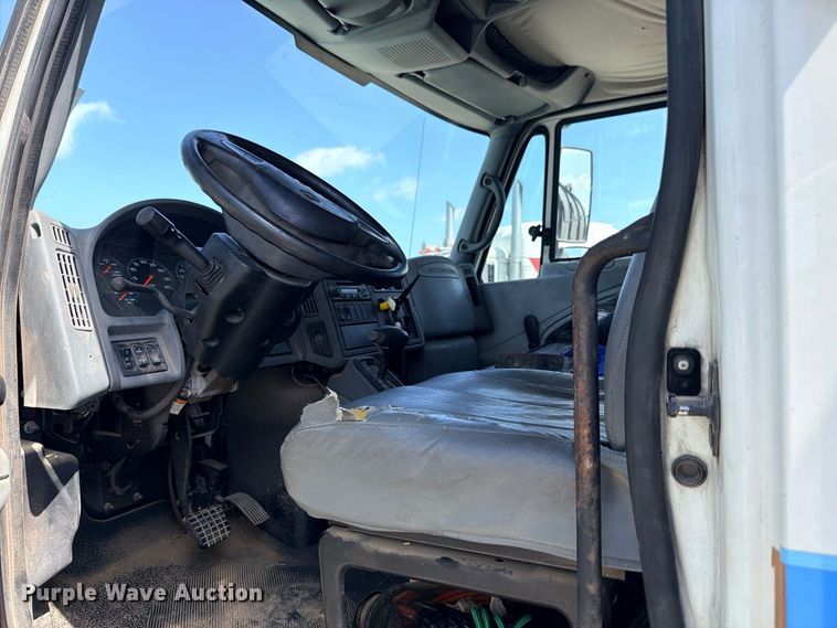 image for item ED5457 2005 International 4200 flatbed truck