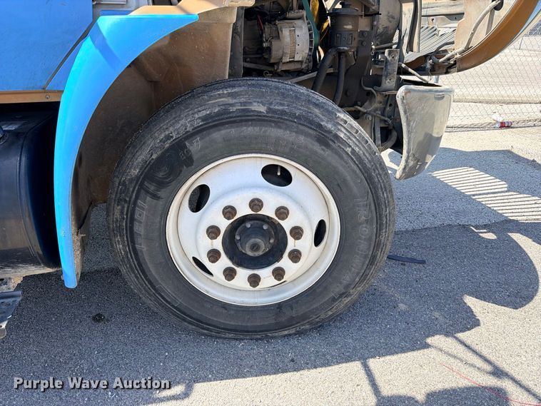 image for item ED5457 2005 International 4200 flatbed truck