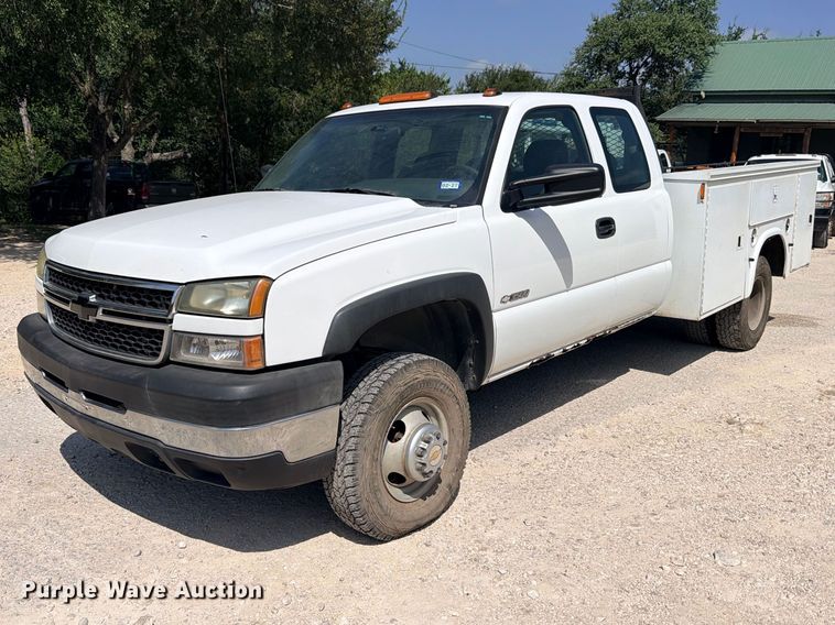 2007 Chevrolet Silverado 3500HD Ext. Cab utility bed pickup truck