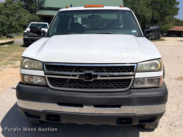 image for item ED5458 2007 Chevrolet Silverado 3500HD Ext. Cab utility bed pickup truck